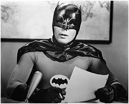 אדם ווסט בתפקיד באטמן קורא נייר במיקרופון 8 על 10 אינץ ' תמונה