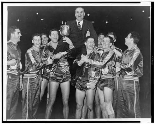 צילום HisthericalFindings: קבוצת הכדורסל של קנטאקי ווילד קאטס, המאמן אדולף רופ, מדיסון סקוור גארדן, 1946